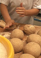 Gradwohl, boulangerie complète bio, broie avec un moulin à céréales Osttiroler Green