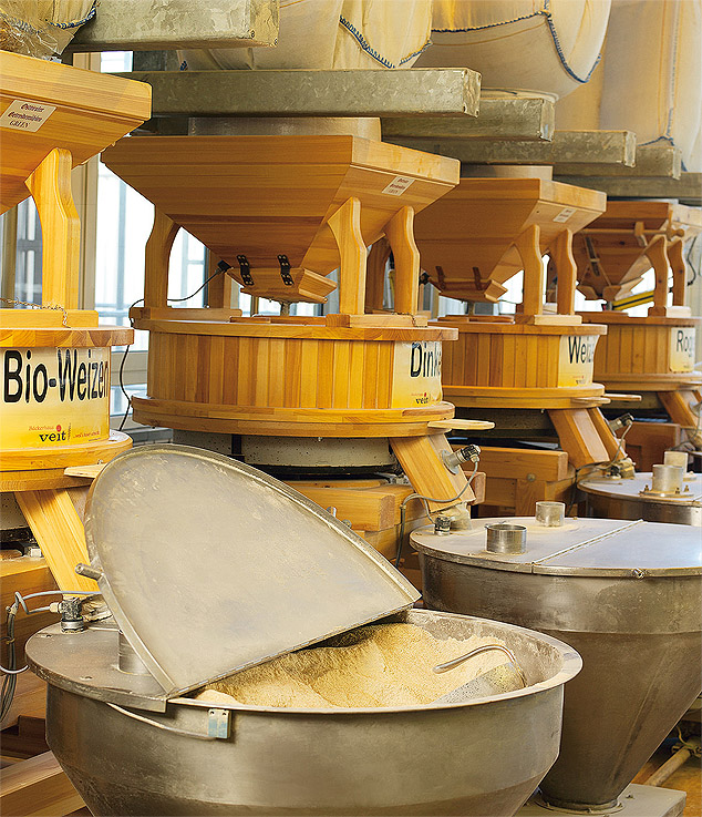 Bäckerhaus Veit aus Bempflingen, Deutschland, mahlt mit Osttiroler Getreidemühlen Green La boulangerie Veit de Bempflingen, Allemagne, utilise des moulins à céréales Osttiroler de la famille Green pour moudre.