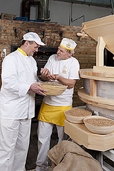 La boulangerie Ruetz broie avec un moulin à céréales Osttiroler Green La boulangerie Ruetz broie avec un moulin à céréales Osttiroler Green